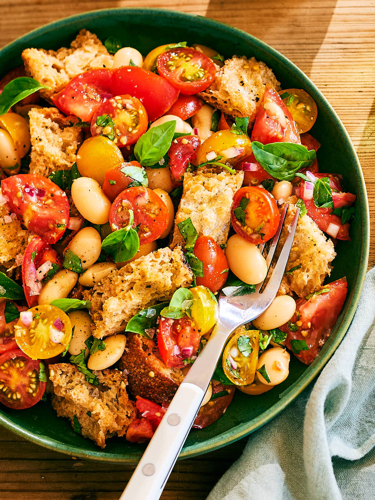 Tomato Panzanella Salad with Beans in a serving bowl.
